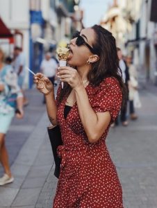 Thelma Fardin eating ice-cream